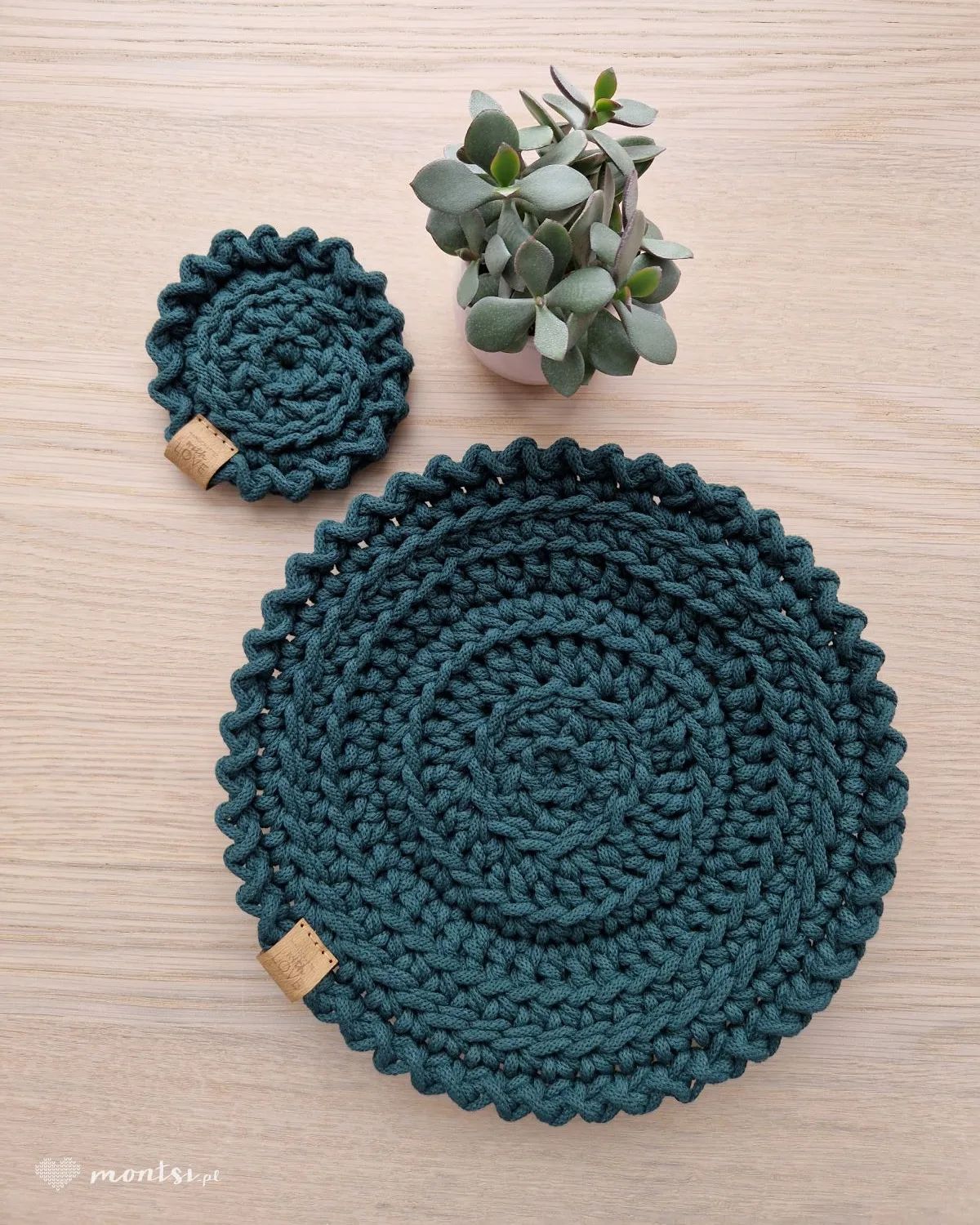 A tu Boho się zieleni..
~
#podkładkizesznurka #bohohome #handmadedecor #cottoncord #crochetproject #crocheteveryday #handmade #montsicrafts #crafts