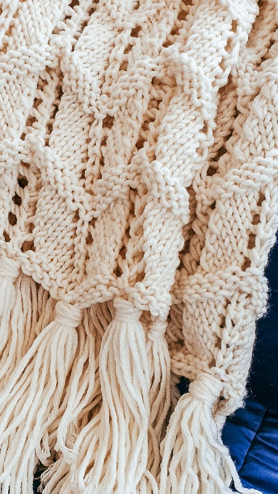 #knittingaddict #iloveit #bestjob #knitting_inspiration #knitting #handmade #knittedblanket #homeandgarden #handmadedecor #homedecor #catsofinstagram #catsandcrafts #montsicrafts #yarnaddict #blanket
